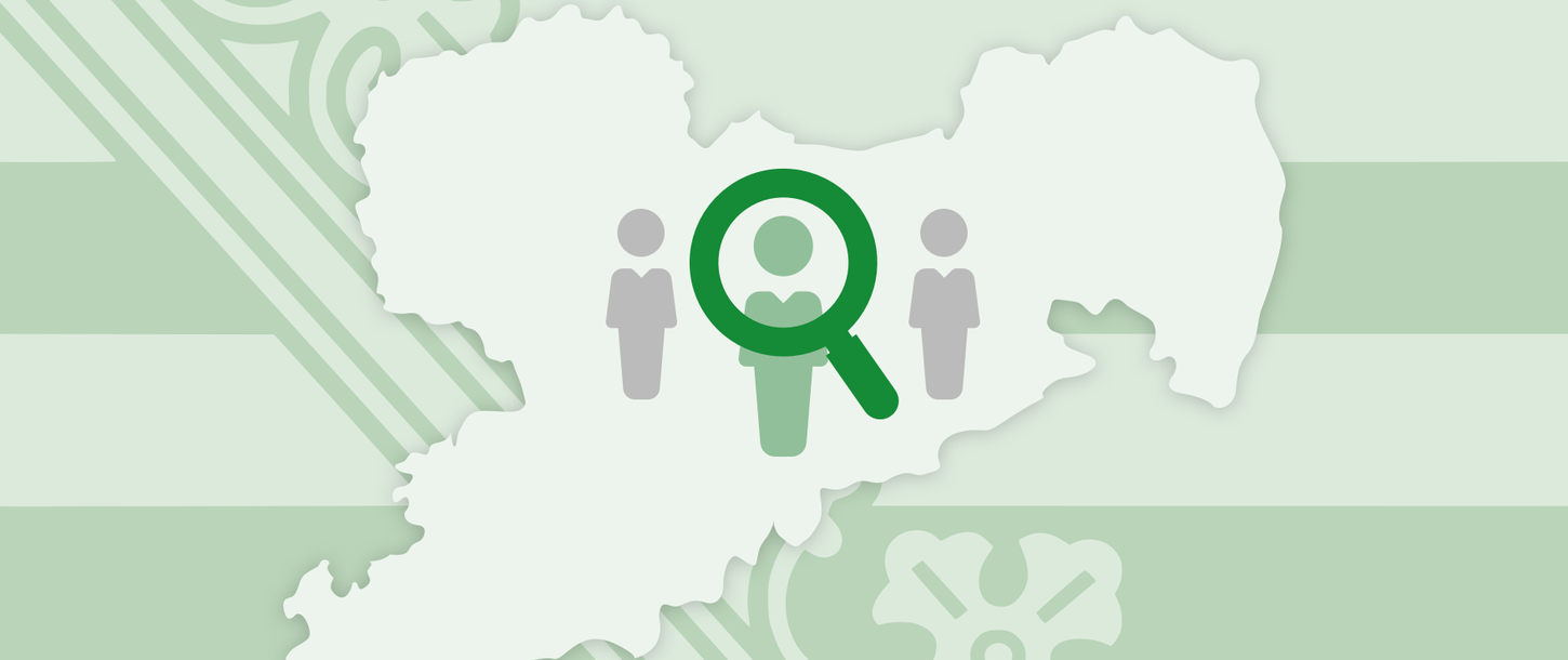 Grüne Sachsenkarte. Darauf 3 Figuren abgebildet, auf die eine grüne Lupe zeigt.